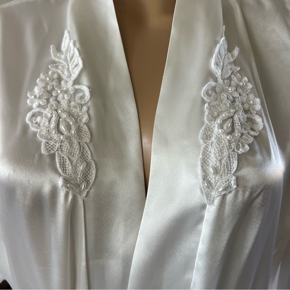 ENCHANTING Embroidered Sheer Short Sleeves Robe - Picture 4 of 5